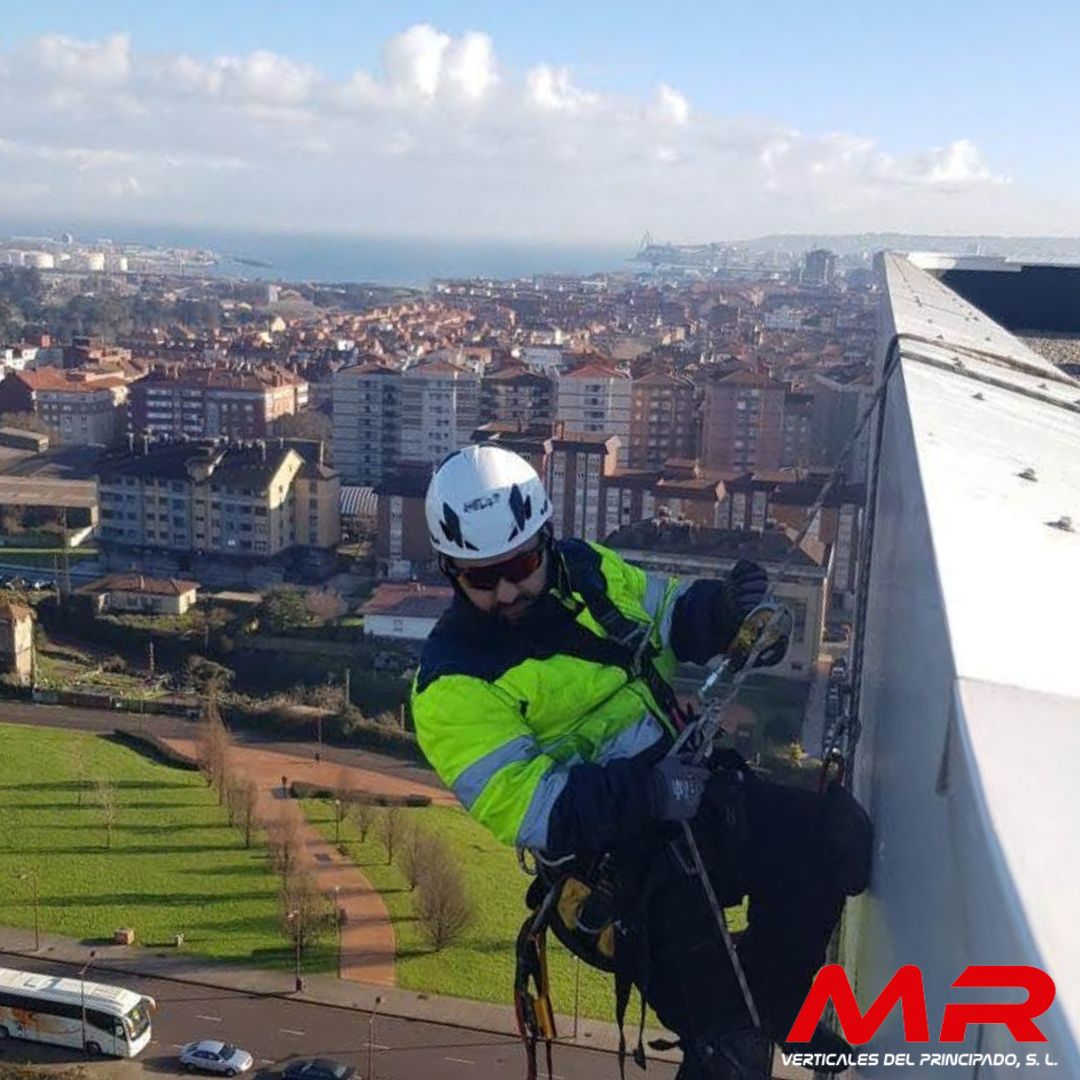 Inspección de fachada ventilada por desprendimientos de plaquetas